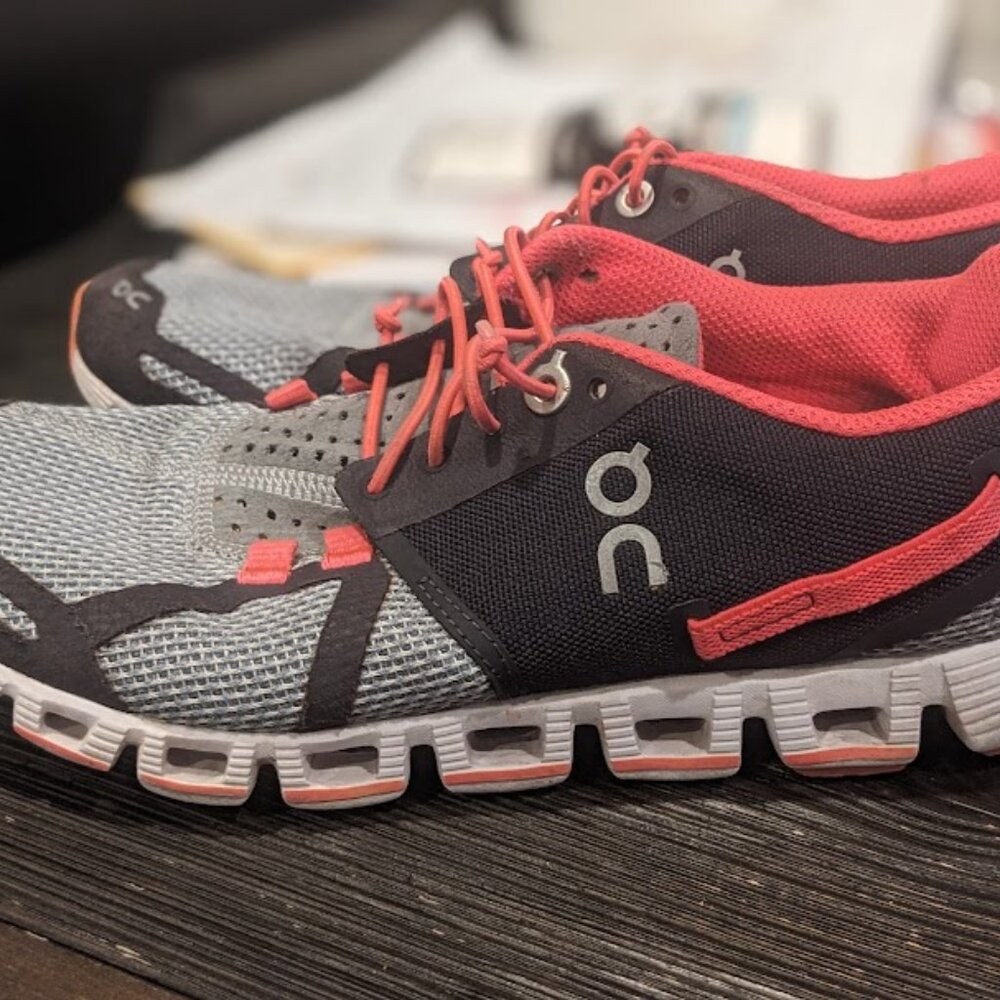GENUINE On Cloud SWISS ENGINEERING SIZE 6 WOMEN'S RUNNING SHOES